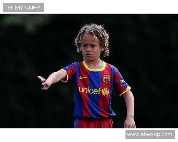 哈维西蒙斯：新星崛起的足球天才与未来之路探讨